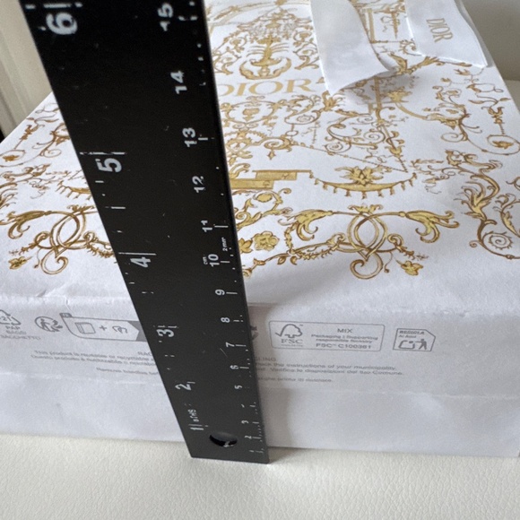 Christian Dior Holiday Printed Shopping Bags with Ribbon & Printed Tissue Paper - Picture 8 of 12